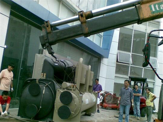 官渡区随车吊和汽车吊的核心区别是什么？哪种更省钱？